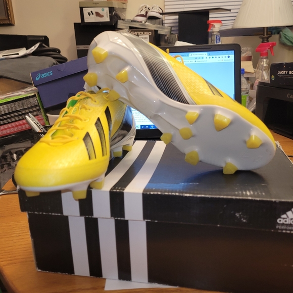 KIDS SOCCER CLEATS. - Picture 3 of 8